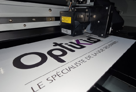 Imprimante numérique qui marque sur une plaque